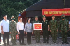 Trưởng ban Dân vận Trung ương Trương Thị Mai đến thăm, tặng quà cán bộ, chiến sỹ tổ chốt Mốc 746, Đồn Biên phòng Cửa khẩu Trà Lĩnh, huyện Trùng Khánh, tỉnh Cao Bằng, ngày 26/8/2020. (Ảnh: Chu Hiệu/TTXVN)