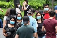 Người dân đeo khẩu trang phòng lây nhiễm COVID-19 tại Singapore ngày 5/4/2020. (Nguồn: AFP/TTXVN)