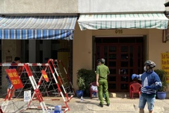 Phong tỏa khu vực có ca nghi mắc COVID-19. Ảnh minh họa. (Ảnh: Hồng Giang/TTXVN)