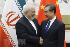Ngoại trưởng Trung Quốc Vương Nghị (phải) và Ngoại trưởng Iran Mohammad Javad Zarif trong cuộc gặp tại Bắc Kinh, Trung Quốc ngày 13/5. (Ảnh: AFP/TTXVN) 