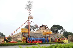 Dựng cây nêu tại khu vực sân Đoan môn. (Ảnh: Thanh Tùng/TTXVN)