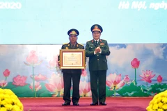 Đại tướng Ngô Xuân Lịch, Uỷ viên Bộ Chính trị, Phó Bí thư Quân uỷ Trung ương, Bộ trưởng Bộ Quốc phòng trao Huân chương Độc lập hạng Nhất cho Đại tướng Chansamone Chanyalath, Bộ trưởng Bộ Quốc phòng CHDCND Lào. (Ảnh: Dương Giang/TTXVN)
