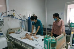 Bệnh nhân bị Viêm não Nhật Bản được điều trị tại Bệnh viện Đa khoa vùng Tây Nguyên. (Ảnh: Tuấn Anh/TTXVN)