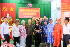 Phó Chủ tịch nước Đặng Thị Ngọc Thịnh với cử tri xã Nhơn Phú và thị trấn Cái Nhum, huyện Mang Thít, tỉnh Vĩnh Long. (Ảnh: Phạm Minh Tuấn/TTXVN)