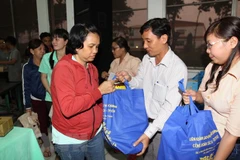 Trao quà cho công nhân có hoàn cảnh khó khăn tại Khu chế xuất Linh Trung 1. Ảnh minh họa. (Ảnh: Thanh Vũ/TTXVN)