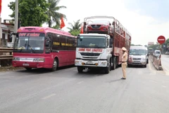 Lực lượng Cảnh sát giao thông điều tiết tại nút giao ngã 3 Chợ Chiều, thành phố Tam Điệp, tinh Ninh Bình. (Ảnh: Đức Phương/TTXVN)