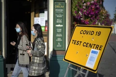 Người dân đeo khẩu trang phòng lây nhiễm COVID-19 tại London, Anh. (Nguồn: AFP/TTXVN)