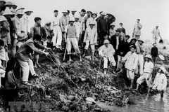 Chủ tịch Hồ Chí Minh đến thăm và tham gia tát nước chống hạn cùng nông dân xã Đại Thanh, Hà Đông (nay là Hà Nội), ngày 12/1/1958. (Ảnh: Tư liệu/TTXVN) 