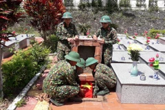 Đội Quy tập mộ liệt sỹ Quân đoàn 3 an táng hài cốt liệt sỹ tại Nghĩa trang Liệt sỹ huyện Sa Thầy, tỉnh Kon Tum. (Nguồn: TTXVN)
