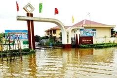 Sân trường Mầm non Sơn Thủy, huyện Lệ Thủy, Quảng Bình tràn ngập nước lũ. (Nguồn: TTXVN)