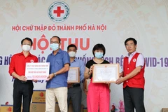 Hội Chữ thập đỏ Hà Nội tiếp nhận ủng hộ phòng, chống dịch COVID-19. (Ảnh: Thanh Tùng/TTXVN)