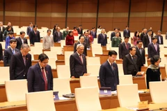 Chủ tịch Quốc hội Nguyễn Thị Kim Ngân và các đại biểu Quốc hội dành một phút mặc niệm Thiếu tướng Nguyễn Văn Man, Phó Tư lệnh Quân khu 4, đại biểu Quốc hội khóa XIV đã hy sinh trong khi làm nhiệm vụ cứu hộ đồng bào miền Trung bị lũ lụt. (Ảnh: Trọng Đức/TT