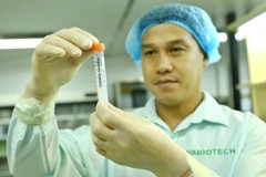 Bán thành phẩm của một loại vắcxin sau quá trình nghiên cứu, điều chế trước khi được tiêm thử trên động vật. (Ảnh: Minh Quyết/TTXVN)
