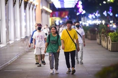 Các bạn trẻ thích thú với không khí trên phố đi bộ hồ Hoàn Kiếm ngày hoạt động trở lại sau thời gian tạm dừng hoạt động vì COVID-19. (Ảnh: Thành Đạt/TTXVN) 