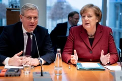 Thủ tướng Đức Angela Merkel (phải) và Chủ tịch Ủy ban Đối ngoại Hạ viện Đức Norbert Roettgen. (Ảnh: AFP/TTXVN)