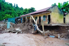 Sau khi bị ngập, dãy nhà công vụ của giáo viên Trường Tiểu học Nậm Nhừ đang có nguy cơ bị đổ sập. (Ảnh: Xuân Tư/TTXVN)