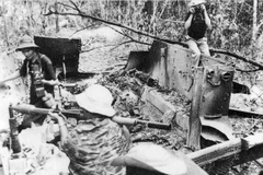 Phóng viên Thông tấn xã Giải phóng (nay là TTXVN) trong trận chống càn Junction City (1967). (Nguồn: Tư liệu TTXVN)