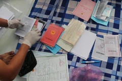 Nhiều tài liệu liên quan đến hoạt động cho vay nặng lãi bị thu giữ. (Ảnh: Đậu Tất Thành/TTXVN)