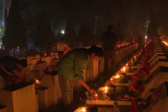 Thắp nến tri ân tại Lễ cầu siêu anh linh các anh hùng liệt sỹ và quân dân tại Nghĩa trang Liệt sỹ quốc gia Vị Xuyên, huyện Vị Xuyên, tỉnh Hà Giang. (Ảnh: Nguyễn Chiến/TTXVN)