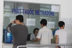 Uống Methadone để điều trị cai nghiện ma túy. (Ảnh: Phương Vy/TTXVN) 