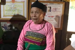 Nghệ nhân Phạm Thị Tắng đã dành nhiều tâm huyết để bảo tồn và phát huy Lễ hội Pồn Pôông. (Ảnh: Khiếu Tư/TTXVN)