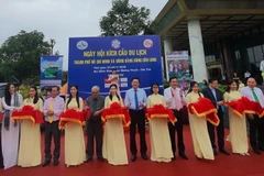 Nghi thức cắt băng khai mạc ngày hội kích cầu du lịch Thành phố Hồ Chí Minh và Đồng bằng sông Cửu Long. (Ảnh: Ánh Tuyết/TTXVN) 