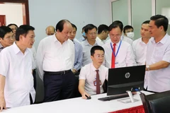 Bộ trưởng, Chủ nhiệm Văn phòng Chính phủ Mai Tiến Dũng thăm quan Trung tâm điều hành đô thị thông minh tỉnh Thái Nguyên. (Ảnh: Hoàng Nguyên/TTXVN)