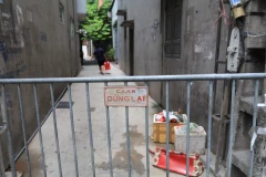 Lực lượng chức năng phong tỏa khu vực ngõ 230/26 Mễ Trì Thượng, nơi có trường hợp nghi nhiễm COVID-19 đang sinh sống để phun thuốc khử khuẩn. (Ảnh: Lê Phú/TTXVN)