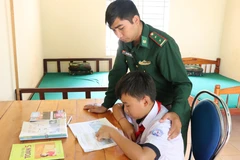 Cán bộ, chiến sỹ Đồn biên phòng cửa khẩu quốc tế Lệ Thanh nỗ lực dạy các cháu học hành. (Ảnh: Hồng Điệp/TTXVN)