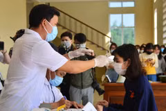 Các công dân được Trung tâm kiểm tra sức khỏe trước khi trở về với gia đình. (Ảnh: Văn Dũng/TTXVN)