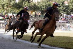 Các vận động viên tranh tài quyết liệt trên đường đua. (Ảnh: Quốc Khánh/TTXVN)