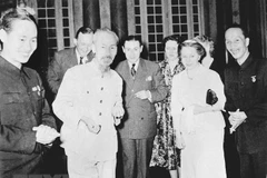 Chủ tịch Hồ Chí Minh tiếp Đoàn đại biểu phong trào Hòa bình Pháp thăm Việt Nam (15/3/1955). (Ảnh: Tư liệu/TTXVN)