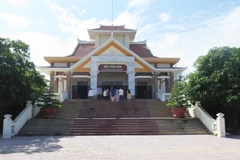 Khu tưởng niệm và thờ tự Anh hùng Nguyễn Trung Trực tại Khu di tích Vàm Nhựt Tảo. (Ảnh: Minh Hưng/TTXVN)