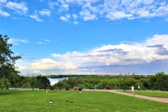 Phong cảnh tuyệt đẹp nhìn từ đồi ra sông Moskva trong công viên Kolomen. (Ảnh: Duy Trinh/TTXVN)