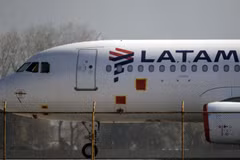 Máy bay của Hãng hàng không LATAM Airlines tại sân bay quốc tế ở Santiago, Chile, ngày 26/5/2020. (Nguồn: AFP/TTXVN)