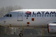 Máy bay của Hãng hàng không LATAM Airlines tại sân bay quốc tế ở Santiago, Chile, ngày 26/5/2020. (Nguồn: AFP/TTXVN)