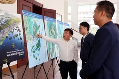Người dân xem đồ án điều chỉnh quy hoạch chung xây dựng Khu kinh tế Vân Đồn đến năm 2040. (Ảnh: Văn Đức/TTXVN)