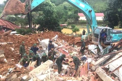 Lực lượng chức năng khẩn trương đào bới, tìm kiếm cán bộ, chiến sỹ của Đoàn Kinh tế-Quốc phòng 337 thuộc Quân khu 4 bị vùi lấp trong vụ sạt lở đất ở Quảng Trị. (Ảnh: TTXVN phát)
