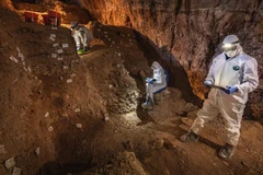 Các nhà khảo cổ tại hang động ở Mexico. (Nguồn: nationalgeographic)