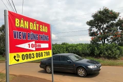 Bảng quảng cáo bất động sản xuất hiện nhiều trên đường phố Bảo Lộc trong thời gian qua. (Ảnh: TTXVN phát)