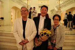 Nhạc sỹ Hoàng Vân bên vợ và con trai, nhạc trưởng Lê Phi Phi (Ảnh: Nguyễn Đình Toán)