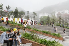 Du khách tham quan Tam Đảo sau khi khu du lịch mở cửa đón khách. (Nguồn: vinhphuc.gov.vn)