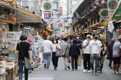 Người dân di chuyển trên đường phố tại Tokyo, Nhật Bản ngày 25/5/2020. (Nguồn: Kyodo/ TTXVN)