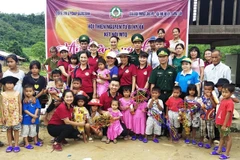 Các em nhỏ và nhiều gia đình có hoàn cảnh khó khăn, chính sách ở Bản Sắt, xã Trường Sơn, huyện Quảng Ninh, Quảng Bình nhận quà, bánh Trung Thu từ các tấm lòng thiện nguyện. (Ảnh: Võ Dung/TTXVN)