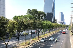 Tuyến đường Ratchadaphisek thường tắc nghẽn giao thông tại trung tâm thủ đô Bangkok của Thái Lan trở nên thông thoáng vào giờ cao điểm ngày cuối tuần do người dân hạn chế ra đường theo Sắc lệnh về tình trạng khẩn cấp. (Ảnh: Ngọc Quang/TTXVN)