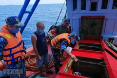 Hiện trường một vụ bắt giữ tàu vận chuyển 50.000 lít dầu D.O không rõ nguồn gốc. (Nguồn: TTXVN)