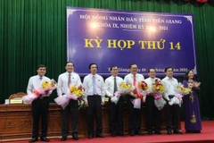 Tặng hoa các đồng chí miễn nhiệm và trúng cử các chức danh. (Ảnh: Minh Trí/TTXVN)