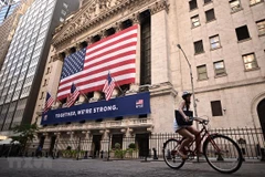 Bên ngoài Sở giao dịch chứng khoán New York, Mỹ ngày 13/7/2020. (Ảnh: AFP/TTXVN)
