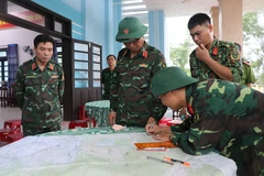 Ban chỉ đạo Sở chỉ huy tiền phương nghiên cứu phương án để tiếp cận hiện trường Rào Trăng 3. (Ảnh: Đỗ Văn Trưởng/TTXVN)