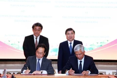 Ông Võ Văn Hoan, Phó Chủ tịch Ủy ban Nhân dân Thành phố Hồ Chí Minh (ngồi phải) và ông Konaka Tetsuo, Trưởng Đại diện JICA tại Việt Nam (ngồi, trái) ký Thỏa thuận viện trợ không hoàn lại cho Dự án Cải tạo, phục hồi đường cống thoát nước cũ, xuống cấp bằng